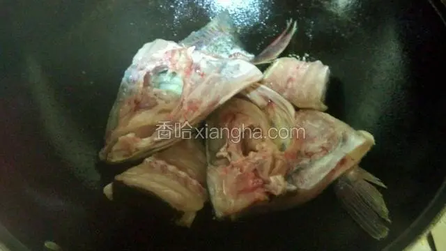 热锅不油，油开后撒少量盐在锅底，放入鱼块，