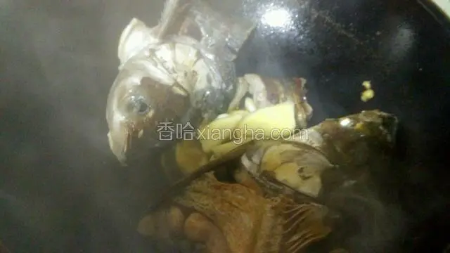 鱼煎至两面黄，放入姜蒜花椒炸香