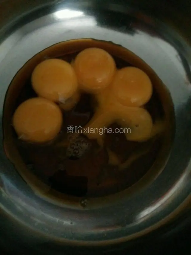 分离蛋清蛋黄，蛋黄里加提前融化冷却的红糖水和玉米油搅拌均匀。