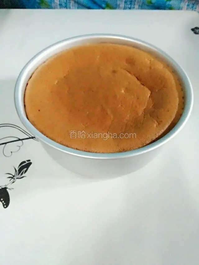 倒入模具七分满，烤箱120度预热烤30分钟再转150度烤30分钟。温度时间仅供参考。