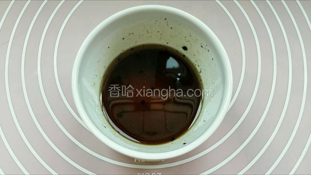 生抽酱油，糖，盐，鸡汁，白醋放碗调成汁