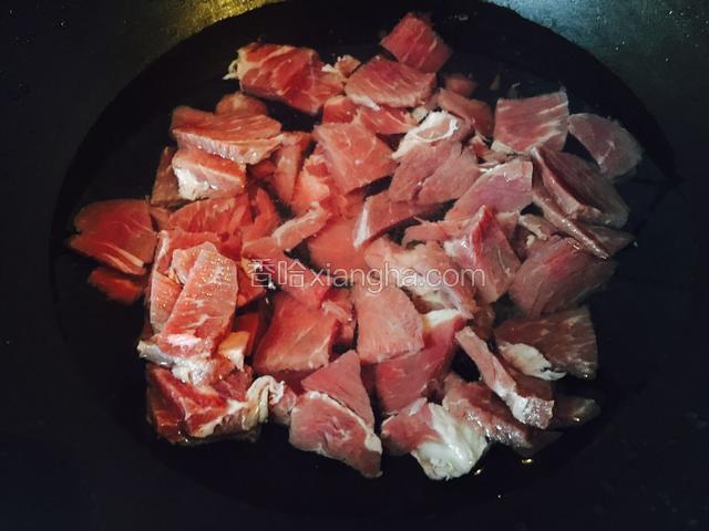 冷水下牛肉煮开后，牛肉冲洗干净