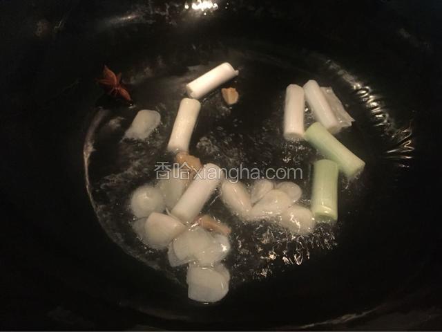 热锅冷油，油热加入葱段，姜片，八角，蒜片干辣椒炒香