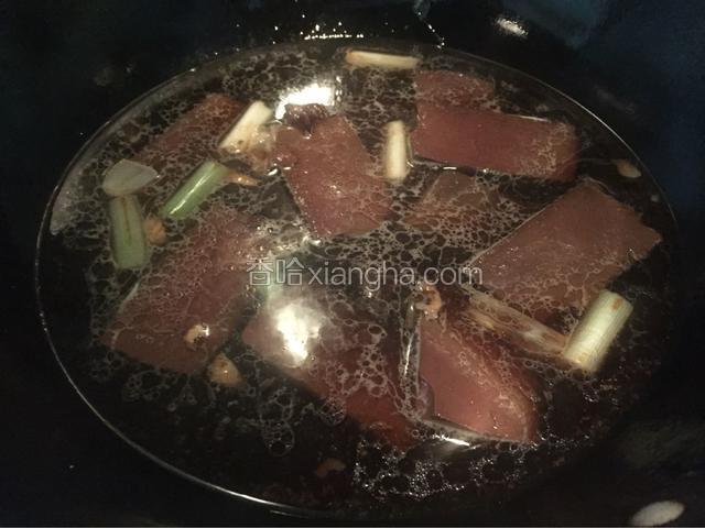 加入鸭血，淋入酱油，料酒加没过鸭血的水大火烧开转小火煮十五分钟