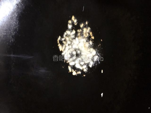 热锅倒入少许油放入蒜末爆香