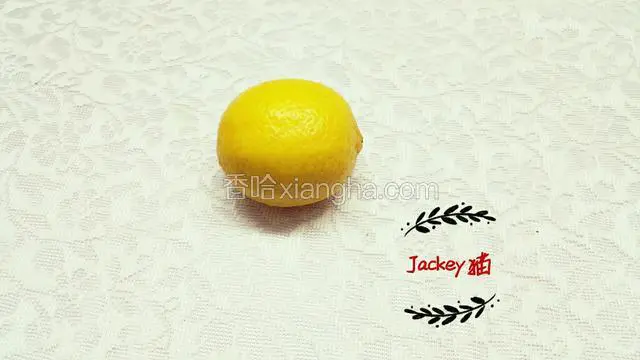把洗好的柠檬用厨房纸吸干表面水分。