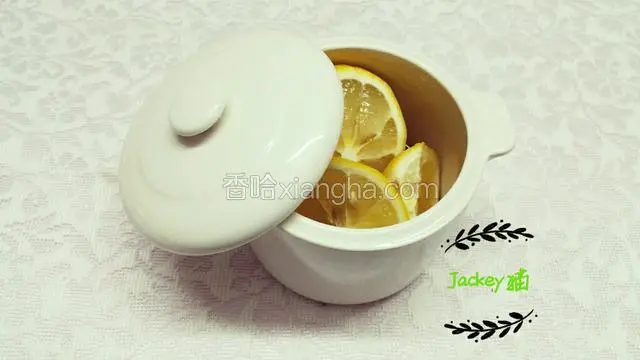 把装有蜂蜜腌柠檬的容器盖上盖子，放入冰箱里，冷藏1－2天就可以泡茶喝啦！（冷藏后的柠檬片泡水风味更加）