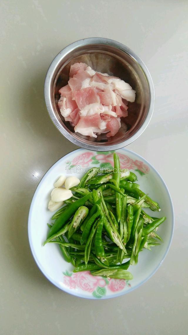 准备食材，肉腌味，生抽，蠔油，少许盐