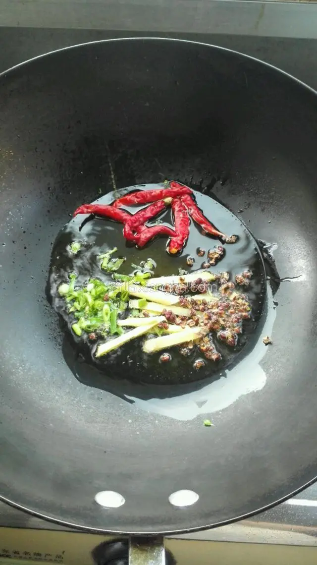 起油锅，依次将花椒，姜丝，葱沫，干辣椒入油锅爆香