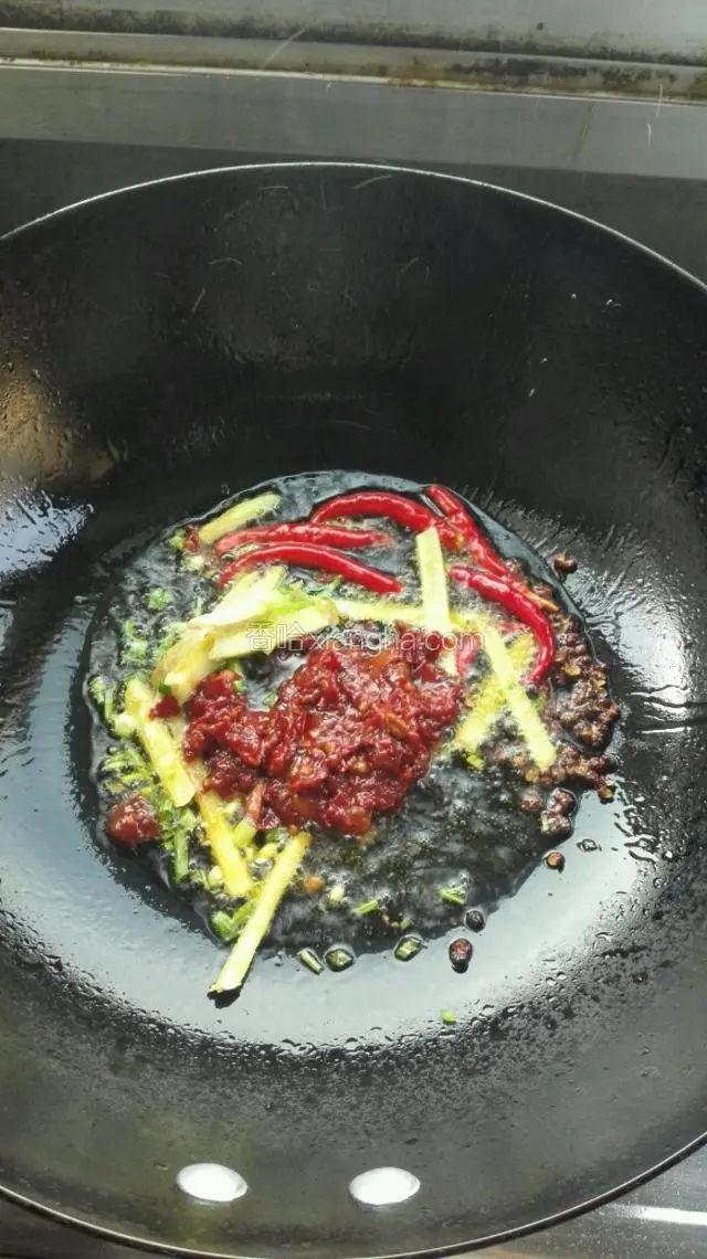 加入郫县豆瓣酱继续爆香片刻