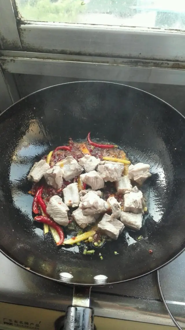 将沥干的排骨倒入油锅中煸炒