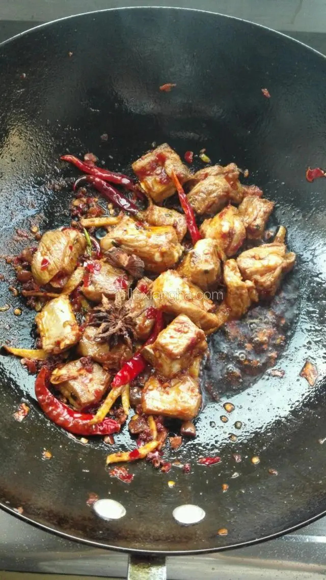 不断翻炒煸炸