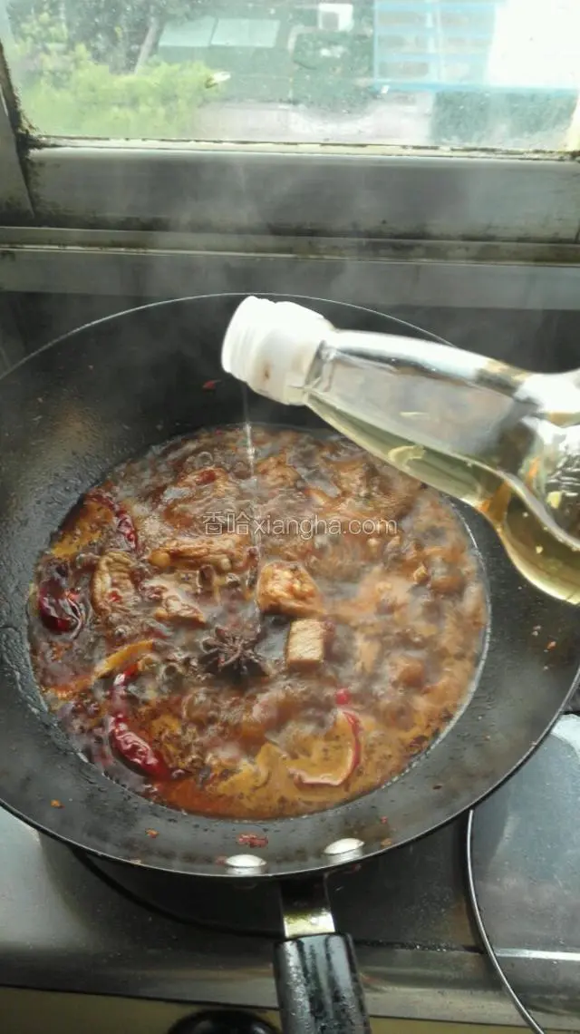 加料酒，老抽后继续炖