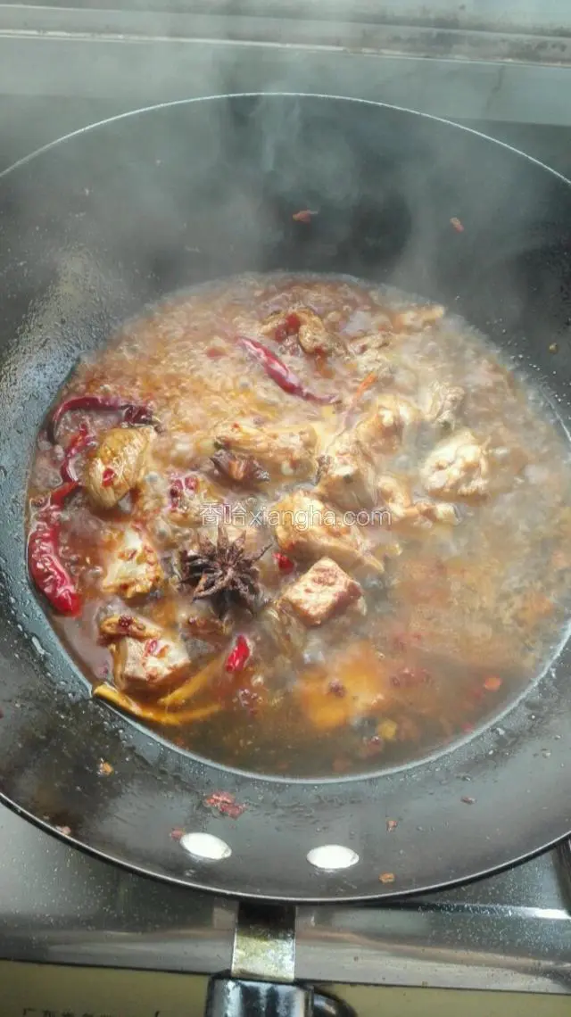 然后倒入开水沫过食材，放八角