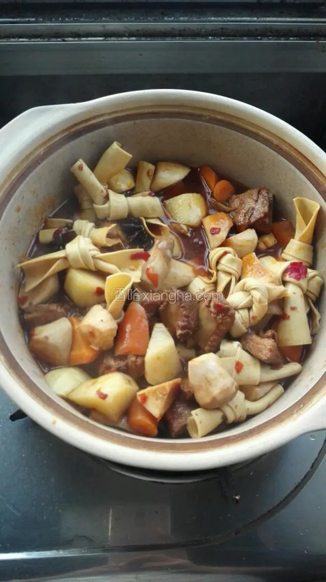 将所有食材倒入沙煲中