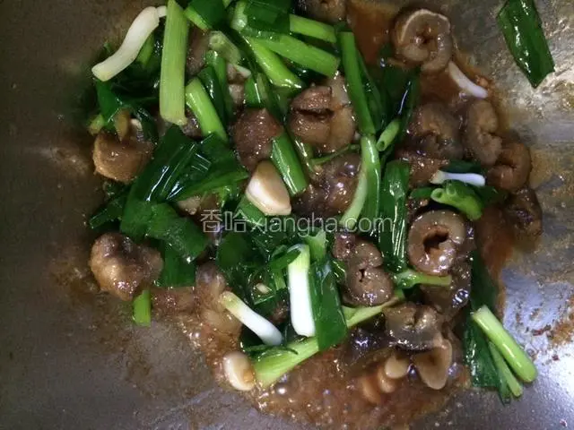加入先前炒过的葱段，翻炒均匀即可出货
