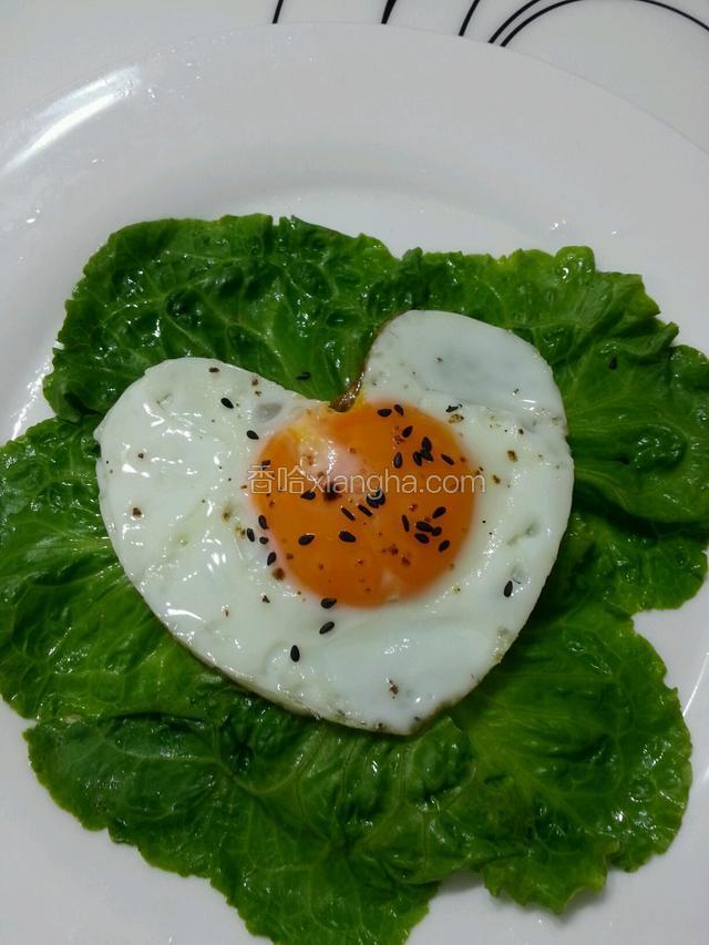 脱模，并撒上黑芝麻
