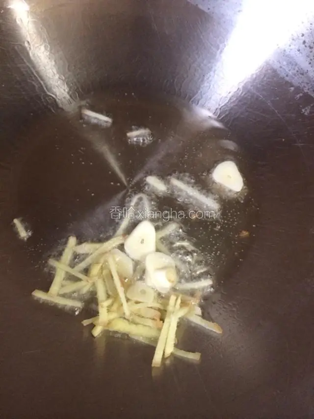 热锅加入油，加入几粒花椒接着用姜蒜爆香