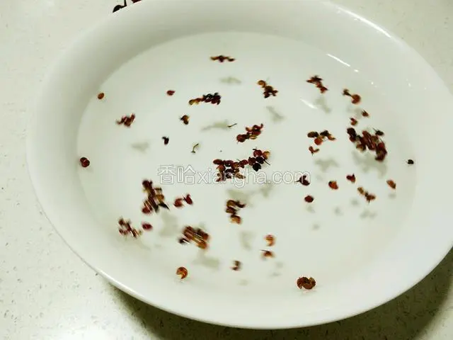倒进一碗水