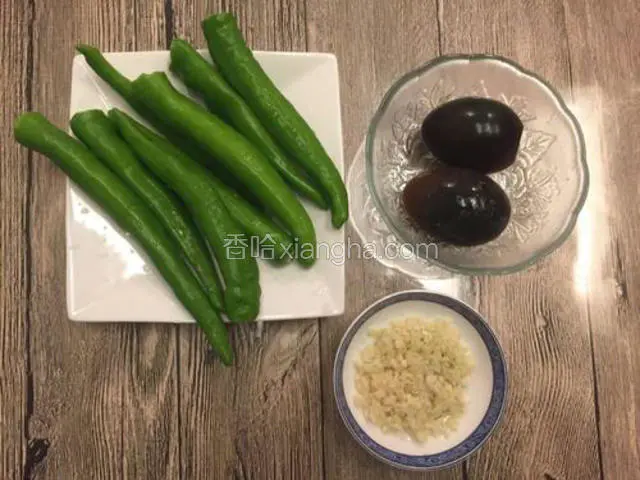 准备好食材，将皮蛋剥好，大蒜剁成蒜蓉，辣椒洗净去蒂