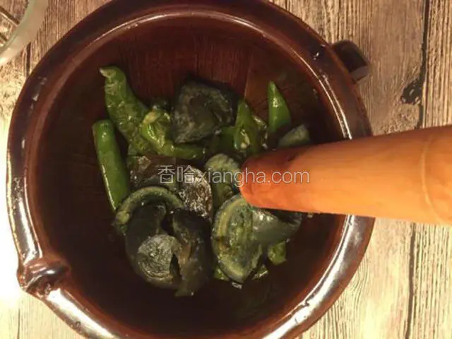 将皮蛋和虎皮青椒捣碎