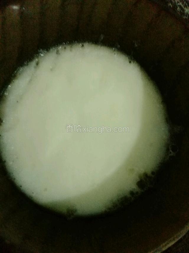 另外将蛋白蒸熟，用模具做形状