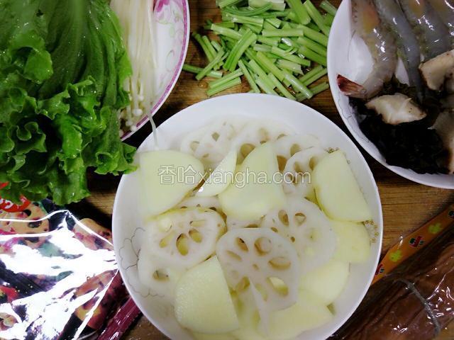 准备好所有材料，生菜洗净切断、芹菜洗净切断、大虾洗净去掉胡须和腿、香菇洗净掰块、金针菇洗净去蒂、娃娃菜洗净切块、土豆去皮切片、莲藕去皮切片。