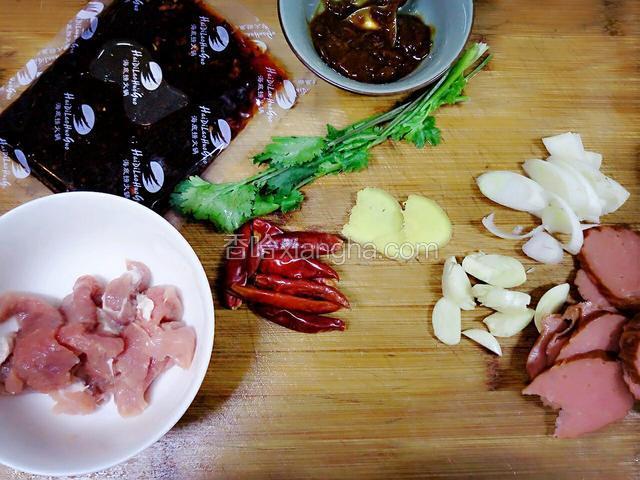 里脊肉切片用料酒、淀粉抓一下、姜切片、葱切段、蒜切片、火腿切片、香菜切段。
