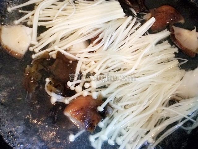 另起锅烧一锅开水放入金针菇、香菇、木耳、芹菜过水，煮1~2分钟捞出来空干水分备用。