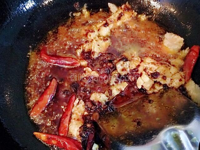 然后放入麻辣香锅料和豆瓣酱翻炒。