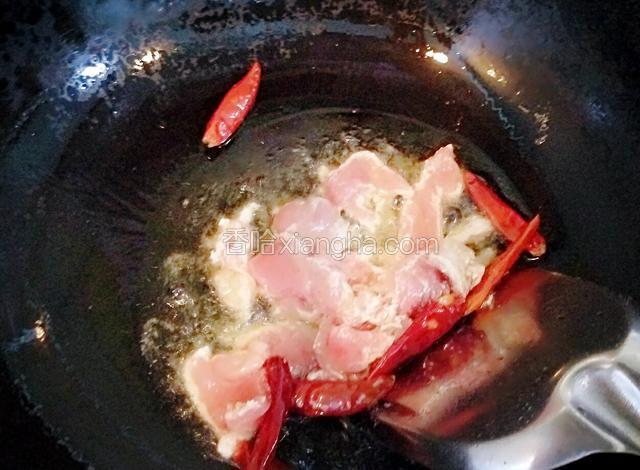 然后放入里脊肉翻炒。