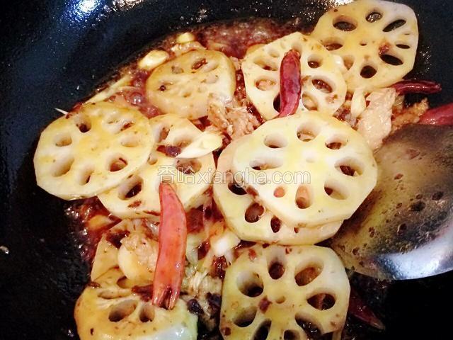 然后放入藕片翻炒。
