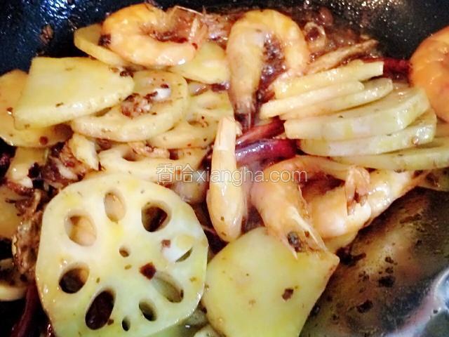 接着再放入大虾和土豆片翻炒。