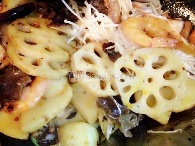然后放入金针菇、香菇、木耳、芹菜翻炒。