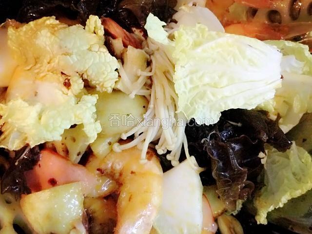 然后放入娃娃菜和火腿翻炒一分钟。