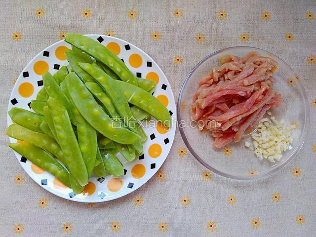 扁豆清洗干净，摘除豆筋。猪里脊肉切成丝。蒜头切蒜末。