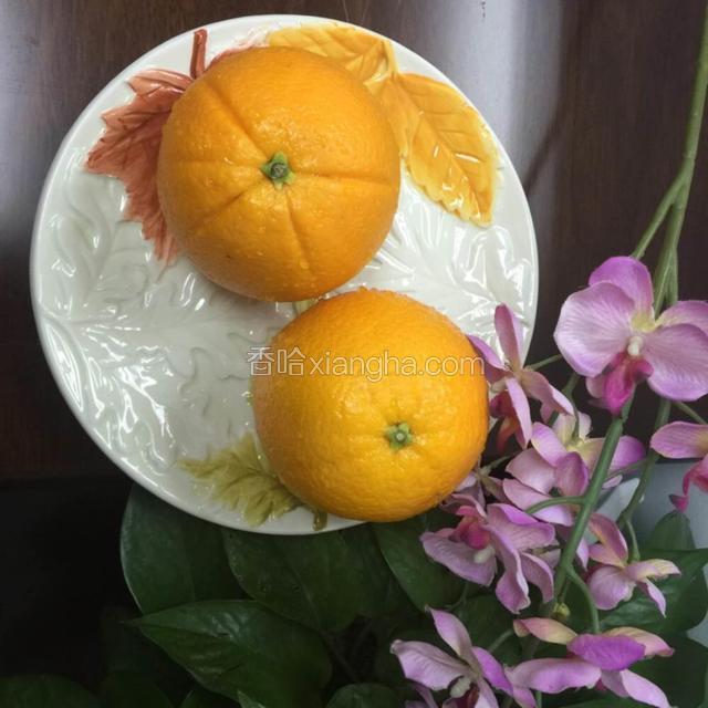 把橙子的表面彻底洗干净擦干净，因为橙子蒸的时候出的水要一起喝下去效果会更好。