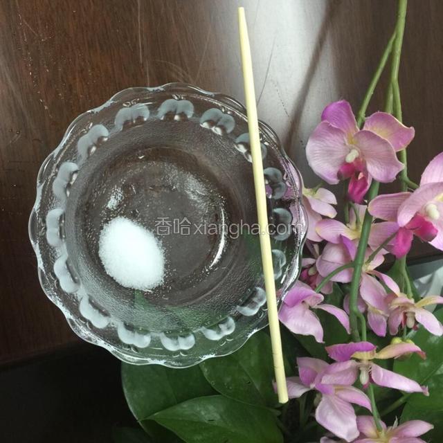准备适量的盐和一根筷子。