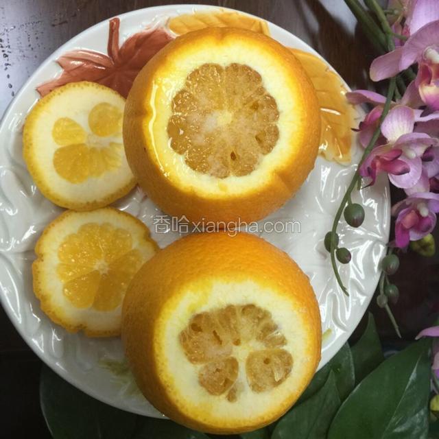 拿筷子把橙子插几个小孔，把盐撒下去。