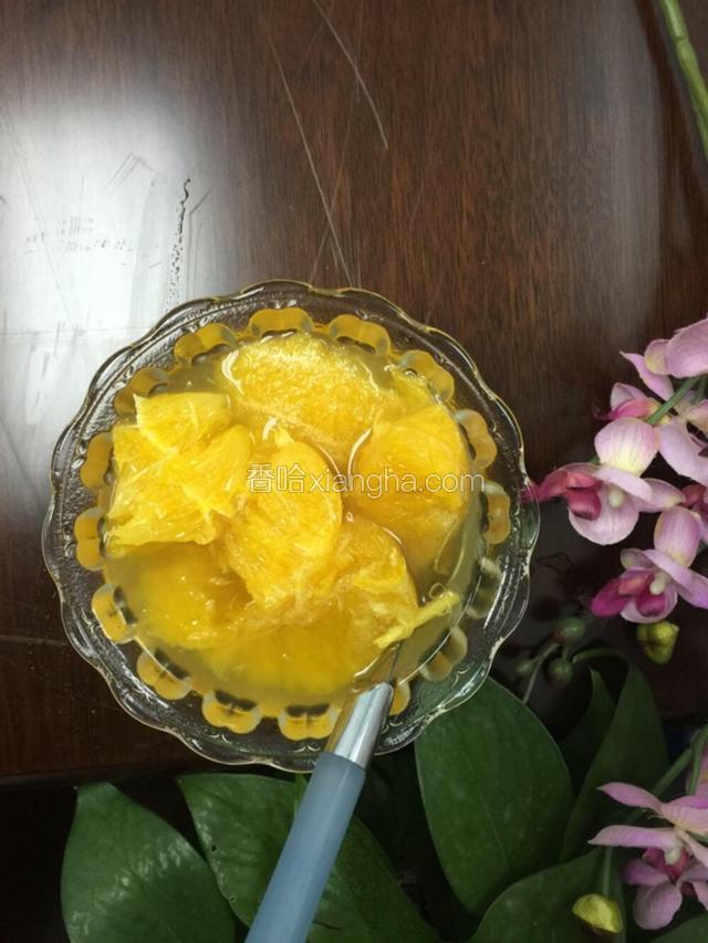 把蒸出来的水一起喝，味道甘甜，效果不错！