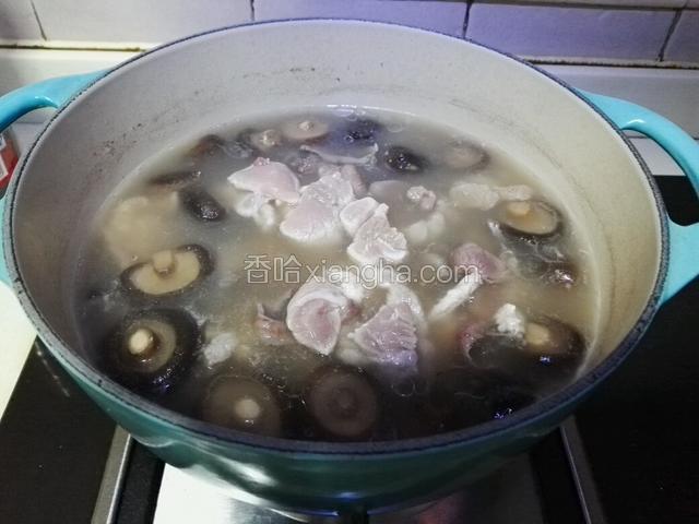 蘑菇排骨煮好，加入猪心瘦肉，再煮2分钟，加入适量盐