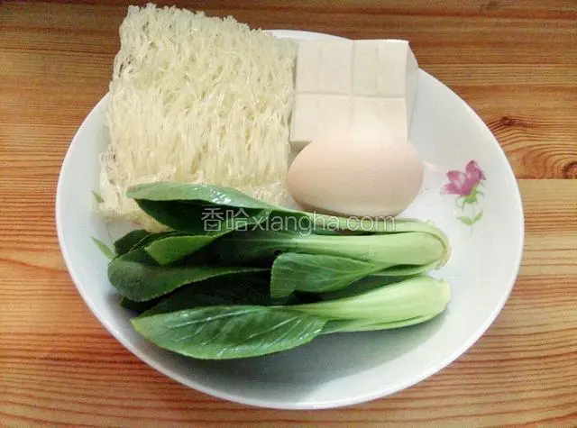 材料图:粉丝，豆腐，鸡蛋，青菜