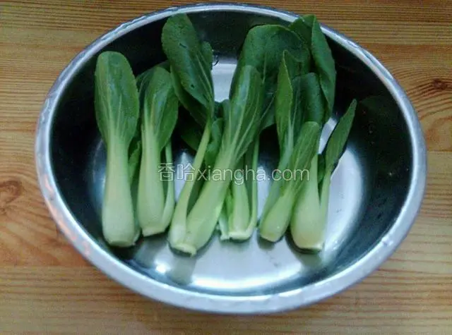 青菜洗干净，为了拍照，我把大的叶子去掉，多备了几个小的