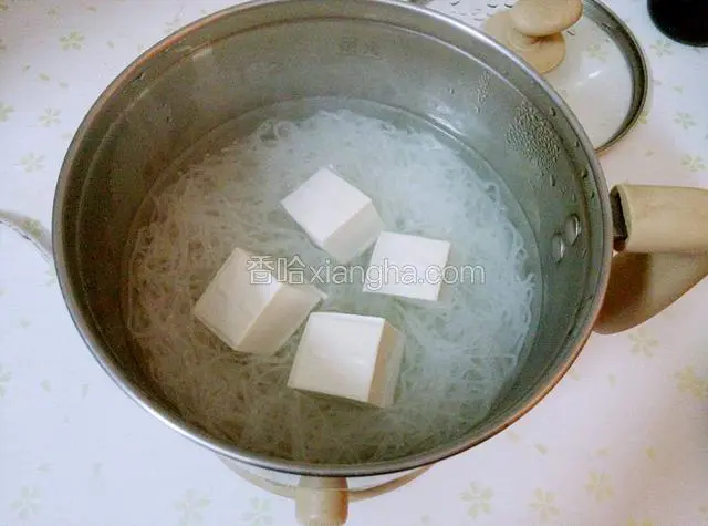 再次煮开后加入豆腐，煮3分钟