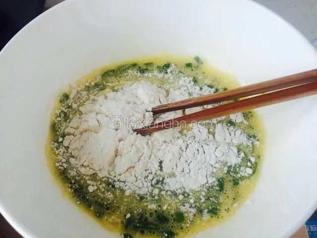慢慢加入面粉搅拌至无颗粒。