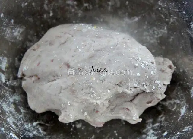 揉成一个不粘手的面团即可，不要把面和的太硬。