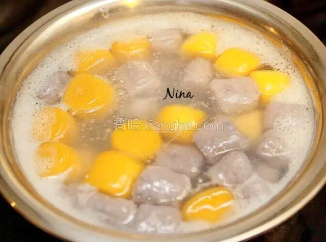 煮一锅开水，芋圆下锅，待水再次煮开，芋圆浮上来就可以捞出。