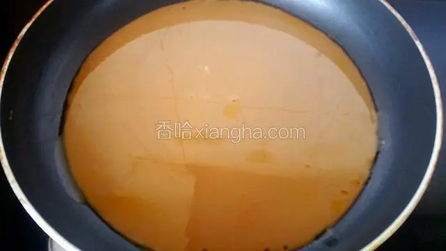 平底锅中撒上少许油，倒入面糊，开小火