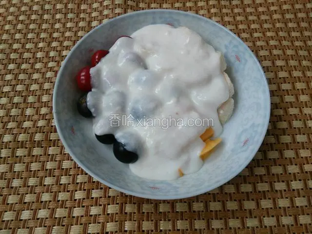 在水果盘中倒入酸奶