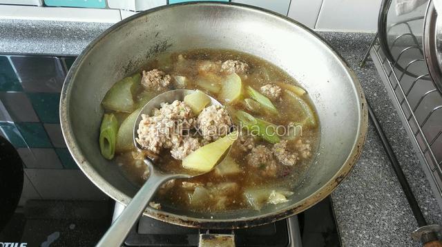 舀起肉丸成型像这就熟了，在点几滴香油和白胡椒粉提味口味最佳